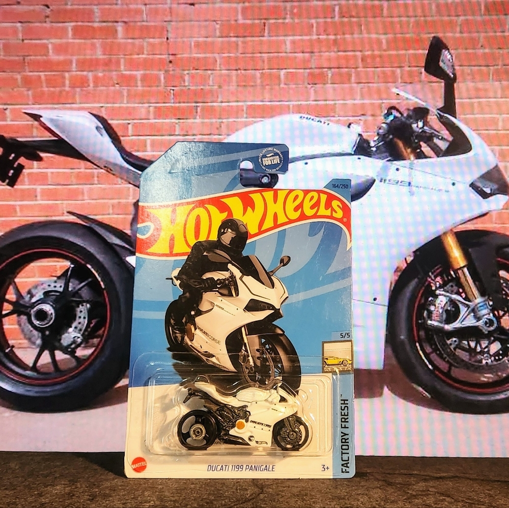 Hot Wheels Ducati -1199 Panigale Ducati • White • Factory Fresh • 1/64 -Scale •